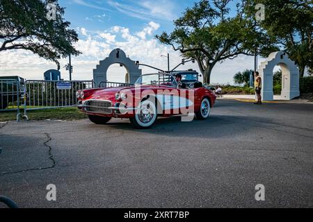 Gulfport, MS - 2. Oktober 2023: Tiefperspektivansicht eines 1961 Chevrolet Corvette C1 Cabriolets auf einer lokalen Autoshow. Stockfoto