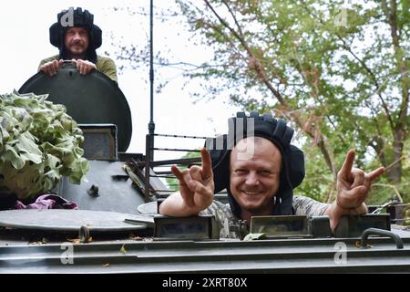 Ukrainische Besatzung des Panzerpersonals der 118. Separaten Brigade im Dienst an der Frontlinie. Der Sprecher der Tavria-Einsatzgruppe Dmytro Lychovii (Ukraine) berichtete, dass ukrainische Einheiten an der Südfront ihre Verteidigungsoperation fortsetzten und ihre taktische Position verbesserten. Laut ihm führen die Russen im Süden trotz geringer Angriffsaktivität Artillerieschuss und Luftangriffe durch und setzen eine beträchtliche Anzahl von Drohnen ein. Ukrainische Kämpfer führen auch Drohnenangriffe auf den Feind durch. Obwohl die Vorderseite stabil ist, bleiben einige Bereiche dynamisch. Stockfoto