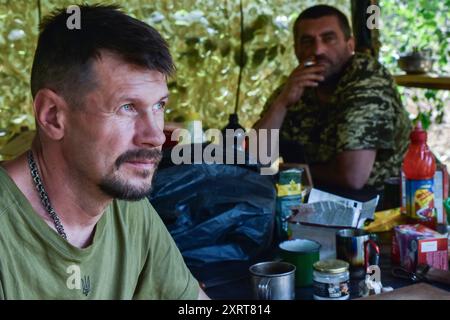 Ukrainische Soldaten der 118. Separaten Mechanisierten Brigade werden nach einem Abendessen in der Nähe der Frontlinie gesehen. Der Sprecher der Tavria-Einsatzgruppe Dmytro Lychovii (Ukraine) berichtete, dass ukrainische Einheiten an der Südfront ihre Verteidigungsoperation fortsetzten und ihre taktische Position verbesserten. Laut ihm führen die Russen im Süden trotz geringer Angriffsaktivität Artillerieschuss und Luftangriffe durch und setzen eine beträchtliche Anzahl von Drohnen ein. Ukrainische Kämpfer führen auch Drohnenangriffe auf den Feind durch. Obwohl die Vorderseite stabil ist, bleiben einige Bereiche dynamisch. Der Russe Stockfoto