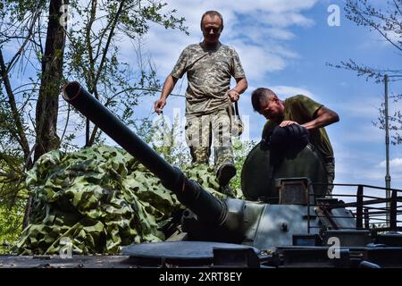 Ukrainische Besatzung des Panzerpersonals der 118. Separaten Brigade im Dienst an der Frontlinie. Der Sprecher der Tavria-Einsatzgruppe Dmytro Lychovii (Ukraine) berichtete, dass ukrainische Einheiten an der Südfront ihre Verteidigungsoperation fortsetzten und ihre taktische Position verbesserten. Laut ihm führen die Russen im Süden trotz geringer Angriffsaktivität Artillerieschuss und Luftangriffe durch und setzen eine beträchtliche Anzahl von Drohnen ein. Ukrainische Kämpfer führen auch Drohnenangriffe auf den Feind durch. Obwohl die Vorderseite stabil ist, bleiben einige Bereiche dynamisch. Stockfoto