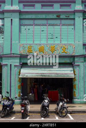 Altes grünes Ladenlokal in der Altstadt, Penang Island, George Town, Malaysia Stockfoto