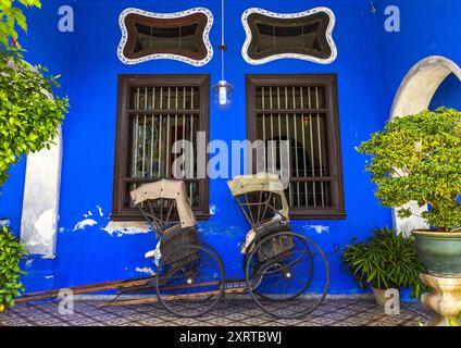 Rikschas in Cheong Fatt Tze Chinese Mansion, Penang Island, George Town, Malaysia Stockfoto