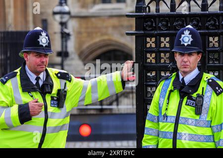 London, England, Großbritannien. 7. September 2010: Zwei männliche Polizisten in gut sichtbaren Jacken stehen in London auf der Wache. Stockfoto