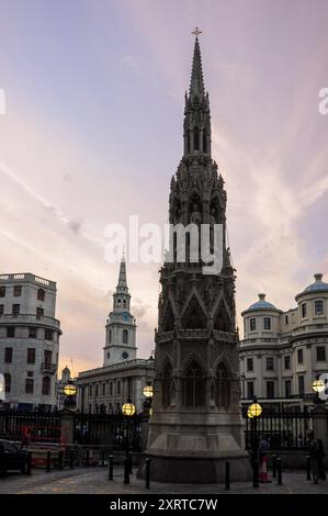 London, England, Großbritannien. 4. September 2010: Gotische Architektur vor der St. Martins-in-the-Fields Church, Trafalgar Square, London. Stockfoto