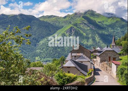 Das ländliche Dorf AAS im Ossau-Tal des Béarn in den westlichen Pyrenäen. Stockfoto