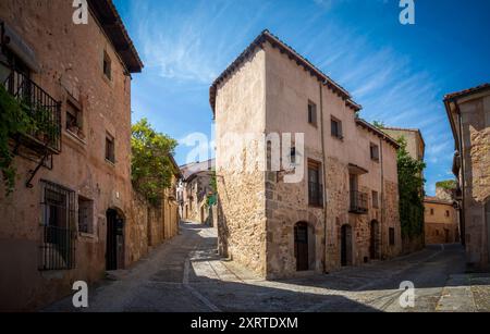 Blick auf eine Ecke der Altstadt von Sigenza in Guadalajara, Castilla-La Mancha, Spanien, mit ihren typischen Kopfsteinpflasterstraßen Stockfoto