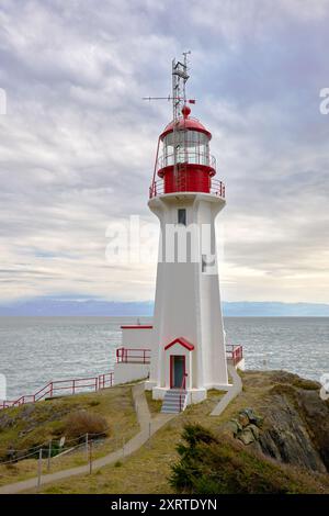 Historisches Sheringham Point Lighthouse auf Vancouver Island. Sheringham Point Leuchtturm auf Vancouver Island mit Blick auf die Straße von Juan de Fuca. Stockfoto