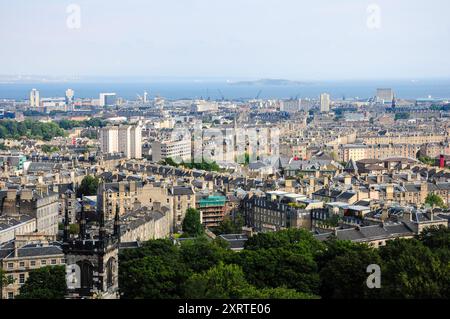 Blick aus der Vogelperspektive auf Edinburgh mit historischen Gebäuden, Grün und Meer Stockfoto