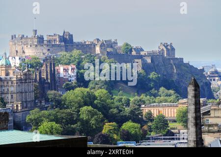 Ein Panoramablick auf Edinburgh Castle auf dem Castle Rock, umgeben von üppigem Grün und historischen Gebäuden. Stockfoto