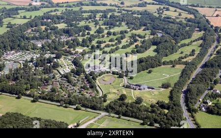 Blick aus der Vogelperspektive auf den Rudding Park, ein Hotel und Spa mit 18-Loch-Golfplatz. Es gibt auch einen Ferienpark Stockfoto