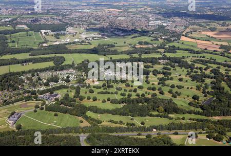 Blick aus der Vogelperspektive auf den Rudding Park, ein Hotel und Spa mit 18-Loch-Golfplatz. Es gibt auch einen Ferienpark Stockfoto
