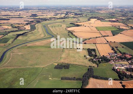 Aus der Vogelperspektive auf das Derwent-Tal mit Blick nach Norden von Ellerton (rechts) in Richtung Thorganby Village (links oben), York Stockfoto