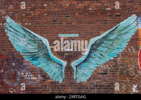 Eine allgemeine Ansicht (GV) von allen Liverpool's Lebervögeln des lokalen Künstlers Paul Curtis, auch bekannt als „Baltic Triangle Wings“, im Ostseestreieck in L Stockfoto