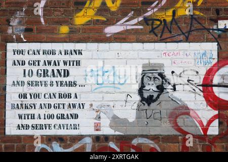A General View (GV) des Wandgemäldes „You Can Rob A Bank“ in der Jamaica Street in Liverpool, Großbritannien. Bild aufgenommen am 5. August 2024. © Belinda Jiao jiao.bi Stockfoto