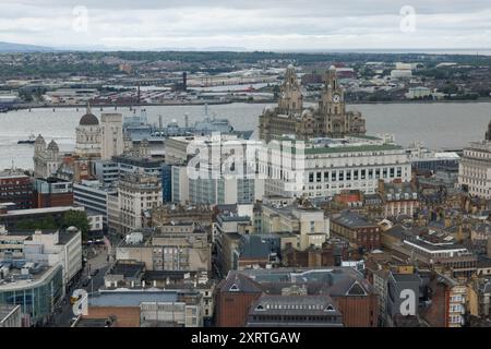 Eine allgemeine Ansicht (GV) von Liverpool und River Mersey aus der St Johns Beacon Viewing Gallery, die Wahrzeichen wie das Liver Building in Liver zeigt Stockfoto