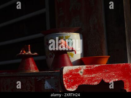 Verbrannte Kerzen auf einem buddhistischen Altar, Penang Island, George Town, Malaysia Stockfoto