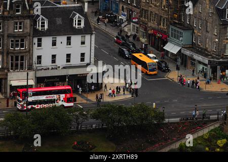 Geschäftige Straßenszene auf der Royal Mile von Edinburgh mit Bussen und Fußgängern. Stockfoto