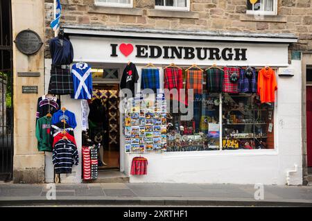 Souvenirladen auf der Royal Mile von Edinburgh, in dem schottische Erinnerungsstücke und Kleidung präsentiert werden. Stockfoto