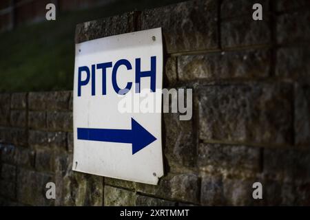 Lokaler Fußballclub in einem kleinen Dorf mit Details zu den Ständen, Sitzplätzen, Spielfeldern usw. Stockfoto