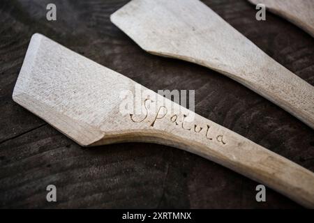 Handgefertigter Löffelschaber, hergestellt in einer Kunstklasse für Holzschnitzer. Stockfoto