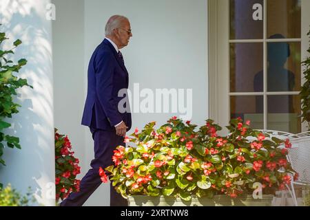 Washington, Usa. August 2024. US-Präsident Joe Biden betritt das Oval Office vom South Lawn des Weißen Hauses am 12. August 2024 in Washington DC. Foto: Ken Cedeno/Pool/ABACAPRESS. COM Credit: Abaca Press/Alamy Live News Stockfoto