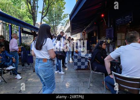 London - 06 10 2022: Kunden eines Cafés und Passanten auf dem Borough Market Stockfoto