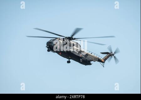 Ein Transporthubschrauber Sikorsky CH-53 der Luftwaffe bei einem Überflug an der Staatsdomäne Waldhof. Das Gelände an der Staatsdomäne Waldhof auf der Gemarkung Geislingen im Zollernalbkreis soll für Fallschirm-Luftlandungs-Übungen und Übungen zum Absetzen von Lasten durch das Kommando Spezialkräfte KSK der Bundeswehr und durch die US-Streitkräfte dienen. Geislingen Baden-Württemberg Deutschland *** Ein Transporthubschrauber Sikorsky CH 53 der Deutschen Luftwaffe bei einem Überflug auf das Staatsgebiet Waldhof ist das Gebiet auf dem Staatsgebiet Waldhof im Landkreis Geislingen im Zollernalbkreis zu b Stockfoto