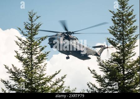 Ein Transporthubschrauber Sikorsky CH-53 der Luftwaffe bei einem Überflug an der Staatsdomäne Waldhof. Das Gelände an der Staatsdomäne Waldhof auf der Gemarkung Geislingen im Zollernalbkreis soll für Fallschirm-Luftlandungs-Übungen und Übungen zum Absetzen von Lasten durch das Kommando Spezialkräfte KSK der Bundeswehr und durch die US-Streitkräfte dienen. Geislingen Baden-Württemberg Deutschland *** Ein Transporthubschrauber Sikorsky CH 53 der Deutschen Luftwaffe bei einem Überflug auf das Staatsgebiet Waldhof ist das Gebiet auf dem Staatsgebiet Waldhof im Landkreis Geislingen im Zollernalbkreis zu b Stockfoto