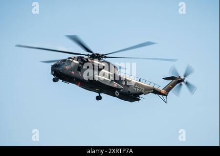 Ein Transporthubschrauber Sikorsky CH-53 der Luftwaffe bei einem Überflug an der Staatsdomäne Waldhof. Das Gelände an der Staatsdomäne Waldhof auf der Gemarkung Geislingen im Zollernalbkreis soll für Fallschirm-Luftlandungs-Übungen und Übungen zum Absetzen von Lasten durch das Kommando Spezialkräfte KSK der Bundeswehr und durch die US-Streitkräfte dienen. Geislingen Baden-Württemberg Deutschland *** Ein Transporthubschrauber Sikorsky CH 53 der Deutschen Luftwaffe bei einem Überflug auf das Staatsgebiet Waldhof ist das Gebiet auf dem Staatsgebiet Waldhof im Landkreis Geislingen im Zollernalbkreis zu b Stockfoto