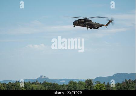 Ein Transporthubschrauber Sikorsky CH-53 der Luftwaffe bei einem Überflug an der Staatsdomäne Waldhof. Das Gelände an der Staatsdomäne Waldhof auf der Gemarkung Geislingen im Zollernalbkreis soll für Fallschirm-Luftlandungs-Übungen und Übungen zum Absetzen von Lasten durch das Kommando Spezialkräfte KSK der Bundeswehr und durch die US-Streitkräfte dienen. Geislingen Baden-Württemberg Deutschland *** Ein Transporthubschrauber Sikorsky CH 53 der Deutschen Luftwaffe bei einem Überflug auf das Staatsgebiet Waldhof ist das Gebiet auf dem Staatsgebiet Waldhof im Landkreis Geislingen im Zollernalbkreis zu b Stockfoto