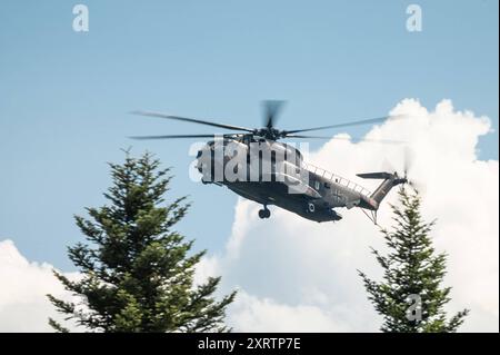 Ein Transporthubschrauber Sikorsky CH-53 der Luftwaffe bei einem Überflug an der Staatsdomäne Waldhof. Das Gelände an der Staatsdomäne Waldhof auf der Gemarkung Geislingen im Zollernalbkreis soll für Fallschirm-Luftlandungs-Übungen und Übungen zum Absetzen von Lasten durch das Kommando Spezialkräfte KSK der Bundeswehr und durch die US-Streitkräfte dienen. Geislingen Baden-Württemberg Deutschland *** Ein Transporthubschrauber Sikorsky CH 53 der Deutschen Luftwaffe bei einem Überflug auf das Staatsgebiet Waldhof ist das Gebiet auf dem Staatsgebiet Waldhof im Landkreis Geislingen im Zollernalbkreis zu b Stockfoto