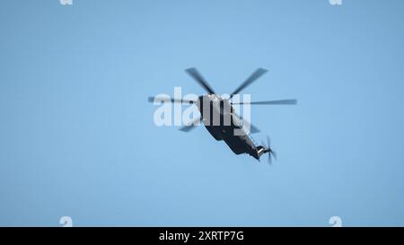 Ein Transporthubschrauber Sikorsky CH-53 der Luftwaffe bei einem Überflug an der Staatsdomäne Waldhof. Das Gelände an der Staatsdomäne Waldhof auf der Gemarkung Geislingen im Zollernalbkreis soll für Fallschirm-Luftlandungs-Übungen und Übungen zum Absetzen von Lasten durch das Kommando Spezialkräfte KSK der Bundeswehr und durch die US-Streitkräfte dienen. Geislingen Baden-Württemberg Deutschland *** Ein Transporthubschrauber Sikorsky CH 53 der Deutschen Luftwaffe bei einem Überflug auf das Staatsgebiet Waldhof ist das Gebiet auf dem Staatsgebiet Waldhof im Landkreis Geislingen im Zollernalbkreis zu b Stockfoto