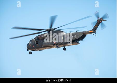 Ein Transporthubschrauber Sikorsky CH-53 der Luftwaffe bei einem Überflug an der Staatsdomäne Waldhof. Das Gelände an der Staatsdomäne Waldhof auf der Gemarkung Geislingen im Zollernalbkreis soll für Fallschirm-Luftlandungs-Übungen und Übungen zum Absetzen von Lasten durch das Kommando Spezialkräfte KSK der Bundeswehr und durch die US-Streitkräfte dienen. Geislingen Baden-Württemberg Deutschland *** Ein Transporthubschrauber Sikorsky CH 53 der Deutschen Luftwaffe bei einem Überflug auf das Staatsgebiet Waldhof ist das Gebiet auf dem Staatsgebiet Waldhof im Landkreis Geislingen im Zollernalbkreis zu b Stockfoto