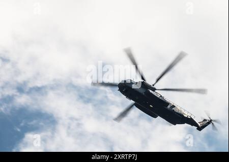 Ein Transporthubschrauber Sikorsky CH-53 der Luftwaffe bei einem Überflug an der Staatsdomäne Waldhof. Das Gelände an der Staatsdomäne Waldhof auf der Gemarkung Geislingen im Zollernalbkreis soll für Fallschirm-Luftlandungs-Übungen und Übungen zum Absetzen von Lasten durch das Kommando Spezialkräfte KSK der Bundeswehr und durch die US-Streitkräfte dienen. Geislingen Baden-Württemberg Deutschland *** Ein Transporthubschrauber Sikorsky CH 53 der Deutschen Luftwaffe bei einem Überflug auf das Staatsgebiet Waldhof ist das Gebiet auf dem Staatsgebiet Waldhof im Landkreis Geislingen im Zollernalbkreis zu b Stockfoto