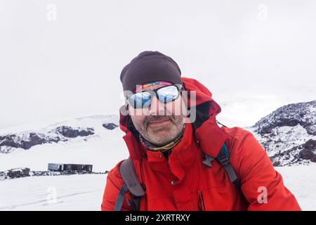 Porträt des Kletterers auf dem verschneiten Hang des Mount Elbrus auf dem Weg zum Gipfel. Elbrus ist der höchste Gipfel Europas Stockfoto
