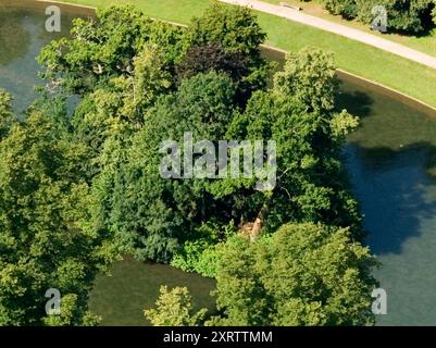 Oval Lake und Insel aus der Vogelperspektive auf die beerdigte Prinzessin Diana von Wales. Dieses vergrößerte Bild (Detail) zeigt, wo ein Baumzweig abgeschnitten und der Boden gestört wurde. Das könnte die Begräbnisstätte sein. Great Brington, Northamptonshire, England 9. August 2007 2000, Großbritannien HOMER SYKES Stockfoto