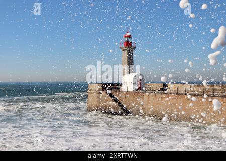 Leuchtturm „Farolim de Felgueiras“ in Porto (Portugal) an einem klaren und stürmischen Wintertag mit rauem Meer Stockfoto