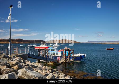 Der „Sheerwater“-Motorstart vertäute an der Passagiergangway am Ende der Anlegestelle in Arisaig, Lochaber, Invernes-shire, Schottland. Stockfoto