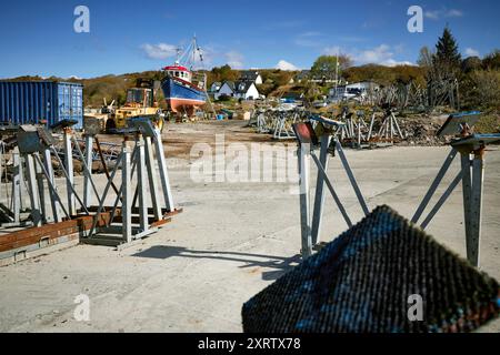 Bootsstützen werden im Arbeitsbereich des Yachthafens in Arisaig, Lochaber, Invernes-shire, Schottland, gelagert. Stockfoto