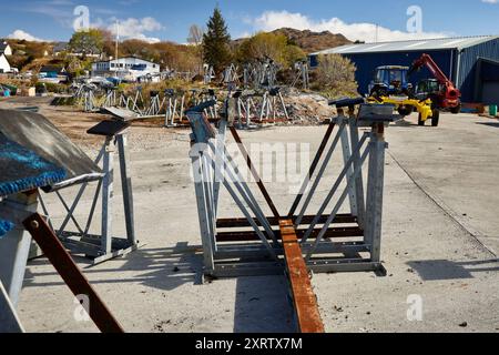 Bootsstützen werden im Arbeitsbereich des Yachthafens in Arisaig, Lochaber, Invernes-shire, Schottland, gelagert. Stockfoto