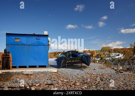 Gasöltank und Schlauchboot im Arbeitsbereich des Bootswerkes und des Yachthafens in Arisaig, Lochaber, Invernes-shire, Schottland. Stockfoto