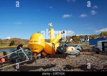 Leuchtend gelbe Marine Bojen, Hummertöpfe, Seile und andere Ausrüstung, die im Yachthafen und Yachthafen in Arisaig, Lochaber, Invernes-shire, Schotten gelagert werden Stockfoto