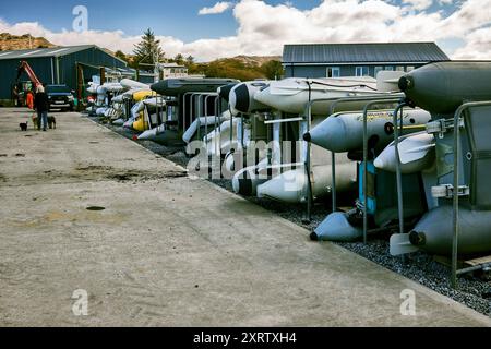 Gummiboote stapelten sich im Yachthafen und Yachthafen in Arisaig, Lochaber, Invernes-shire, Schottland. Stockfoto