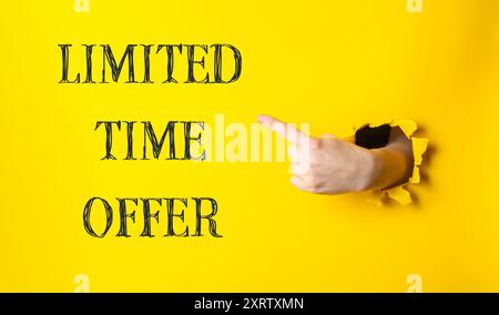 Eine Hand, die auf einen gelben Hintergrund zeigt und die Worte „zeitlich begrenztes Angebot“ enthält. Das Bild hat eine verspielte und humorvolle Stimmung Stockfoto