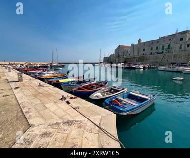 Fischerboote in kleinen Hafen Vlissingen in der Nähe von Bari, Apulien, Italien Stockfoto