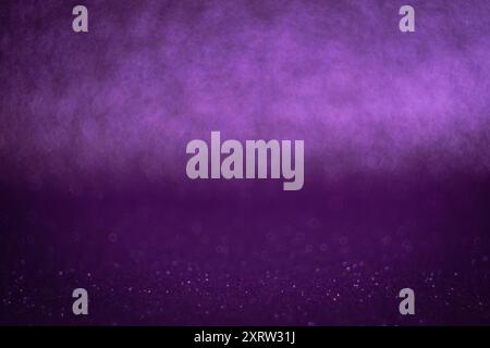 Ein leuchtend violetter Hintergrund mit einer sanft verschwommenen violetten Linie sorgt für einen faszinierenden und beruhigenden visuellen Effekt. Stockfoto