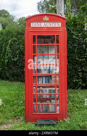 Kleines Jane Austen Museum in einer alten roten Telefonbox in Steventon, dem Dorf in Hampshire, in dem der berühmte Autor geboren wurde, England, Großbritannien Stockfoto