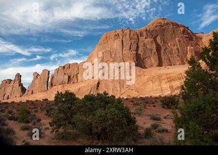 Dramatische Felsformationen erstellen abstrakte Formen in der Landschaft im Arches National Park im Canyon lands National Park in der Nähe von Moab, Utah, USA. Stockfoto