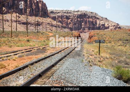 Bahngleise verschwinden in einer leeren Landschaft in Utah, USA, in Heide und Distanz. Stockfoto