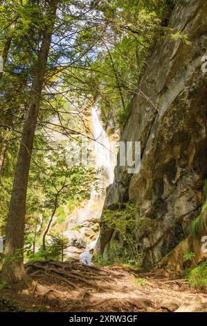 Wasserfall in den Tiefen eines Waldes. See von Annecy (Haute-Savoie, Frankreich). Stockfoto